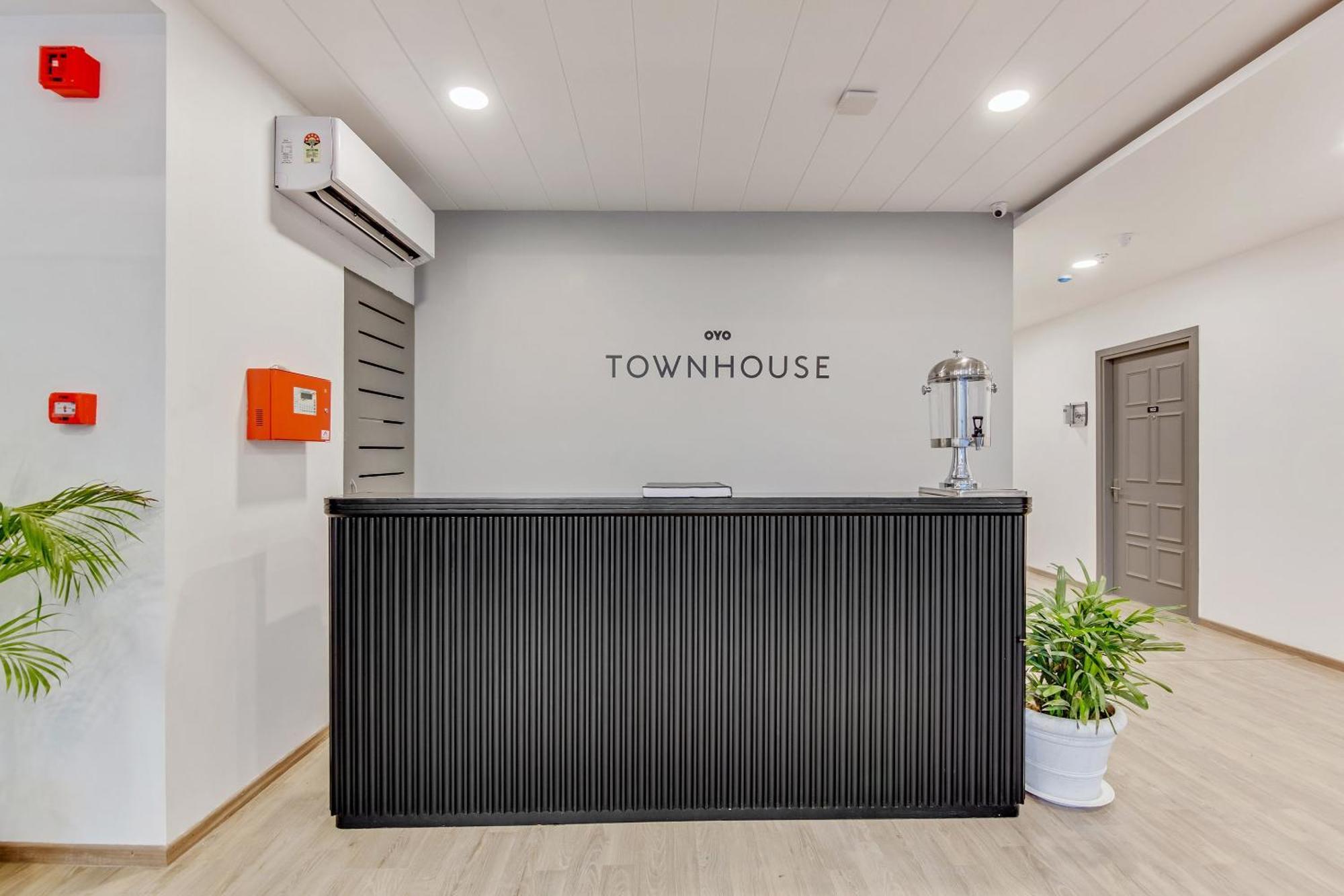 Townhouse Sector 49 Near Logix City Centre Noida Luaran gambar